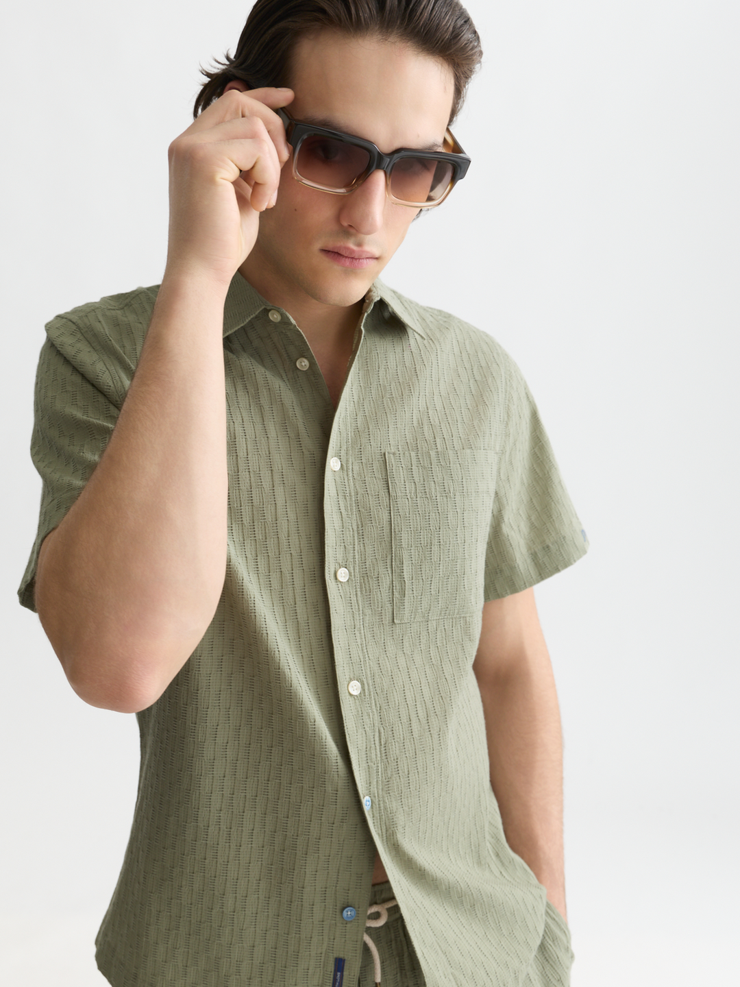 Jacquard seer-sucker regular-fit short-sleeved shirt