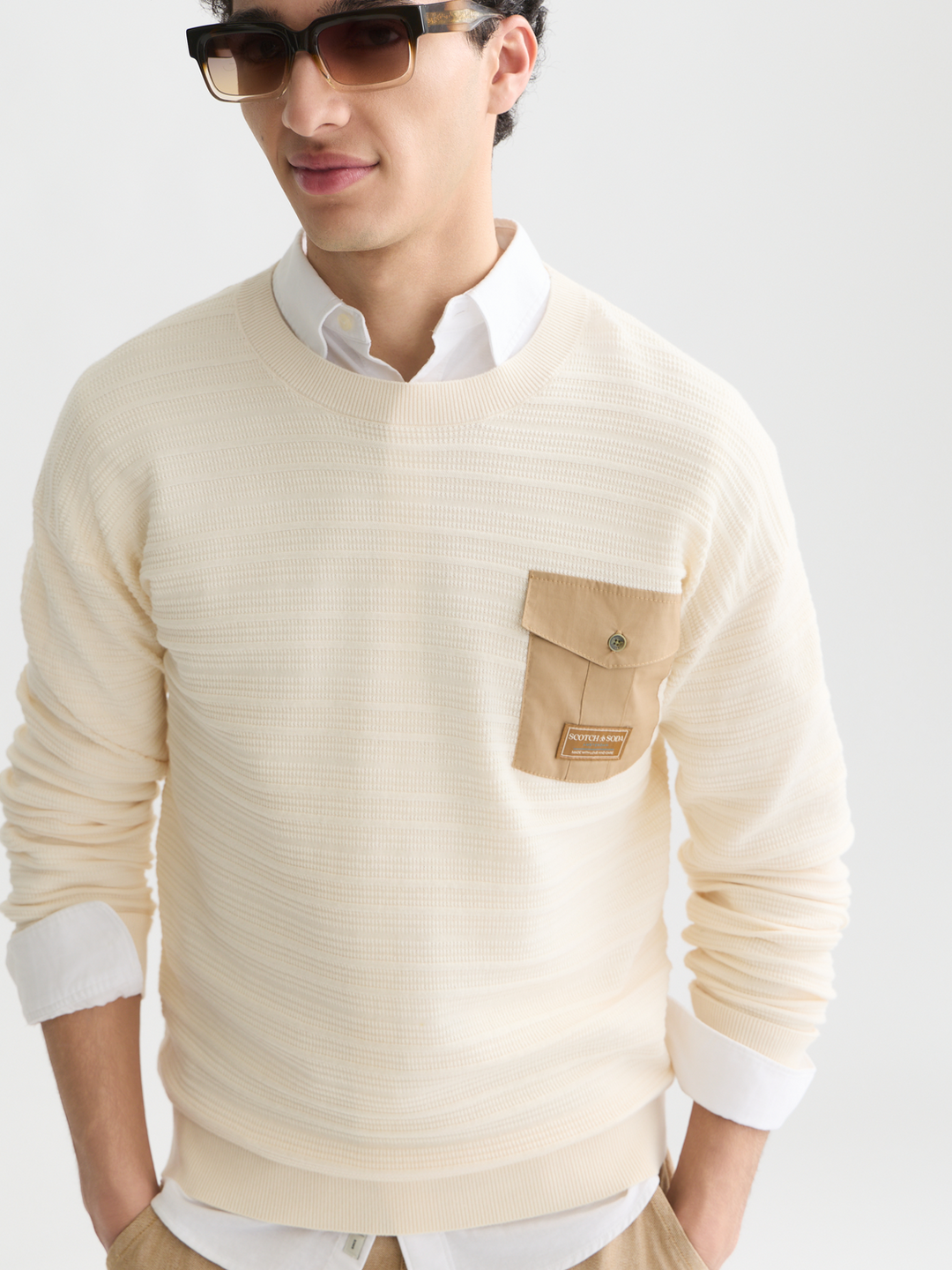 Structured chest pocket relaxed-fit pullover