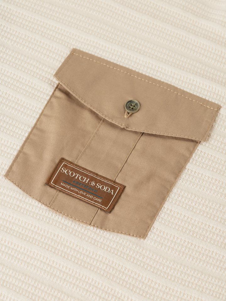 Structured chest pocket relaxed-fit pullover