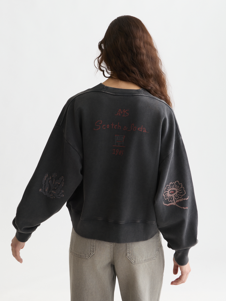 Washed sweatshirt with embroidery