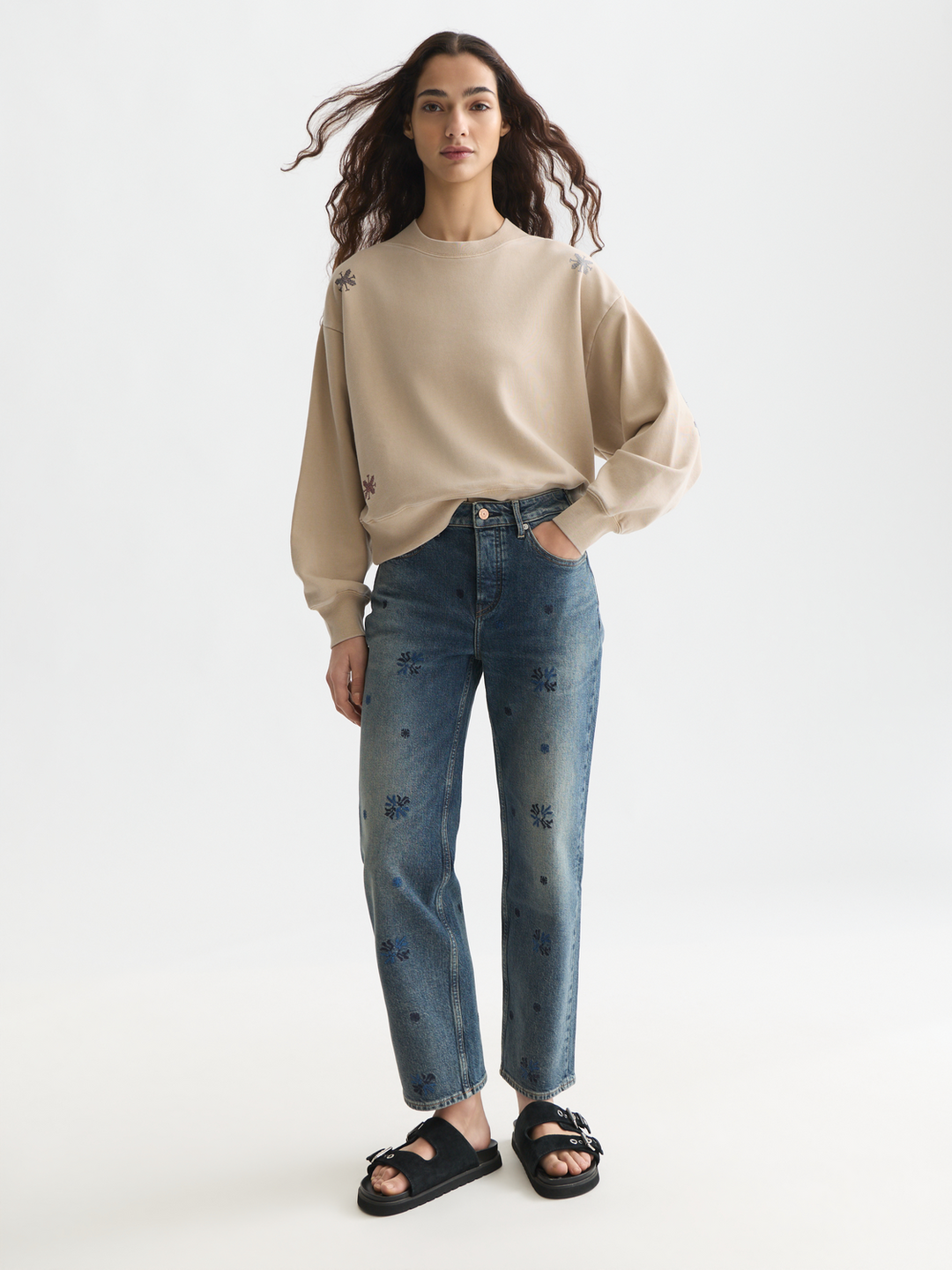Washed sweatshirt with embroidery