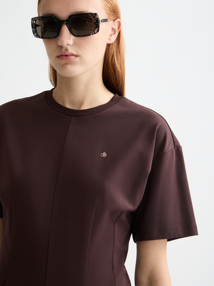 T-shirt with shaping