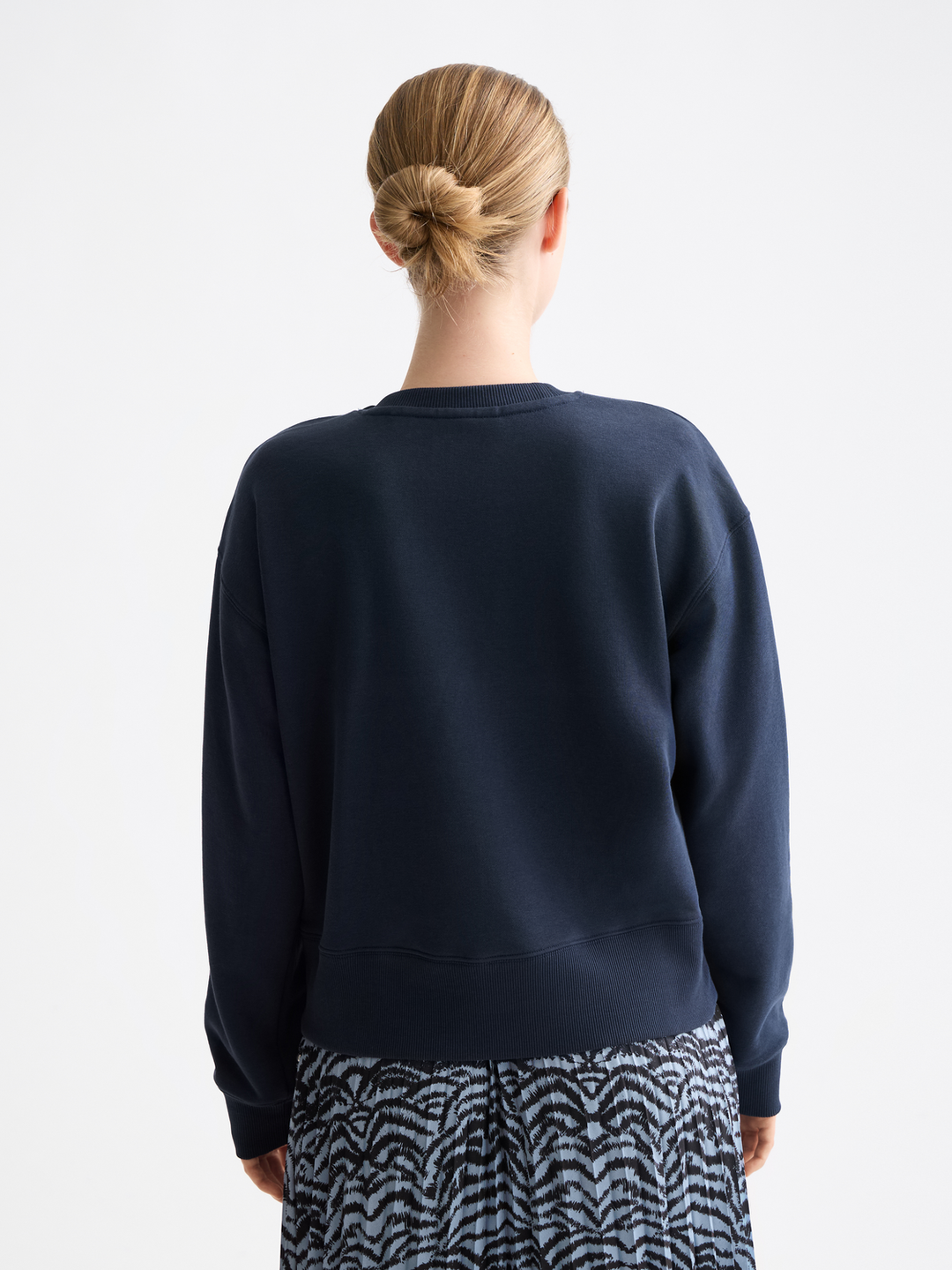 Loose-fit sweat with bow on shoulder