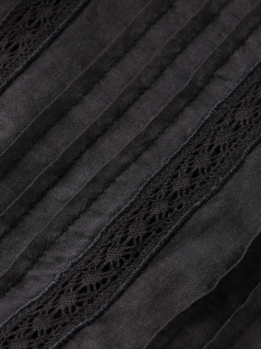 Maxi dress with pleated lace details
