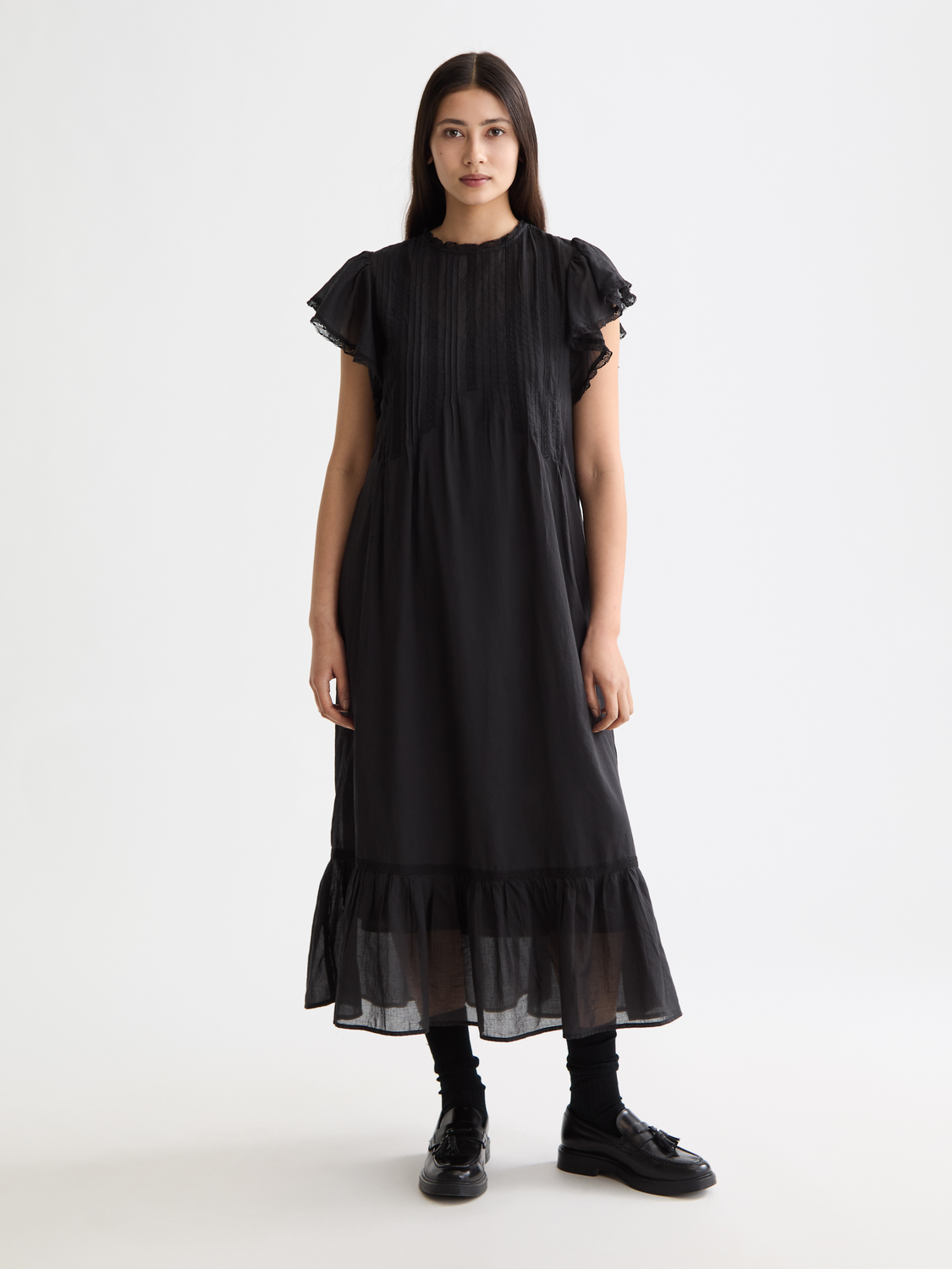 Maxi dress with pleated lace details