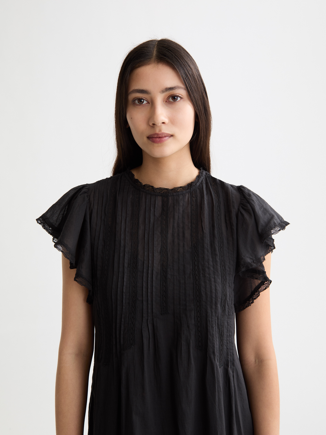 Maxi dress with pleated lace details
