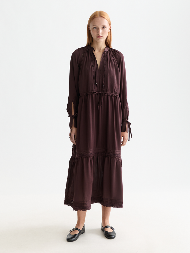 Maxi dress with lace details